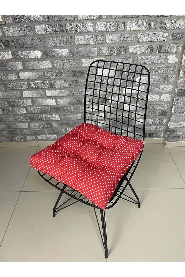 Dekoratif Pofidik Puantiyeli Kırmızı Sandalye Minderi Özel Düğme Dikişili Bağcıklı 40x40cm